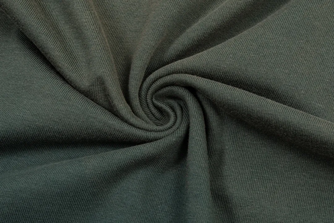 P220 CHROME HEARTS LoGo is fashionable and elegant, with dropped shoulders. The fabric is made of 26s double-yarn combed cotton compact spinning yarn with a weight of 280. It is matched with 1*1 Salona rib. The fabric is fermented and has a loose fit. Color: dark green (washed with holes) size: S～XXL